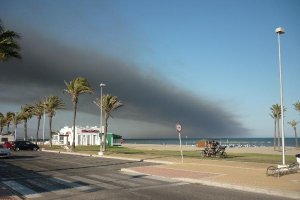 La columna de humo sobre Roquetas el pasado sábado