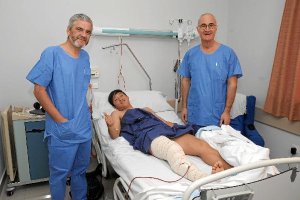 Los doctores con el futbolista del Hércules.