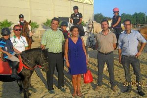 Presidente y directivos en las instalaciones del Club Hípico y Polideportivo de Almería.