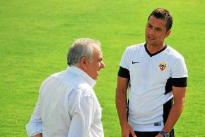 Francisco, hablando con Alfonso García.