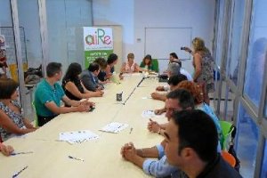 Firma de la concejala Martínez Labella con las empresas adheridas al programa