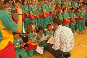 Concejal de Deportes con jugadores de las Escuelas.
