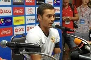 Francisco atendiendo a la prensa en Tailandia.