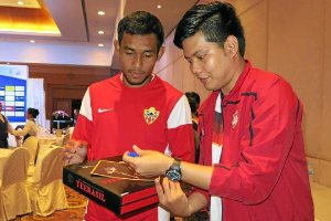 Firmando a un aficionado en el salón de actos.