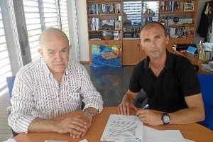 Acto de la firma del nuevo entrenador de la Universidad.