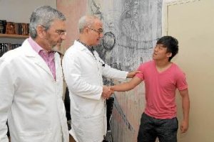 Los doctores con el jugador japonés.