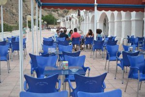 Las familias se reencontraron ayer en el Puerto de Aguadulce. Al fondo, los niños.