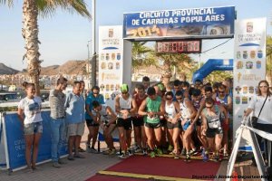 Paquillo Fernández dando la salida a los participantes.