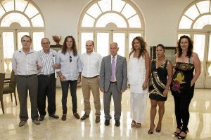 Foto de familias tras la presentación del cartel de esta edición.