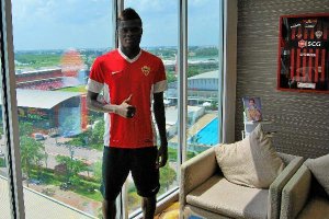 Thomas Teye Partey en el hotel de concentración.e;clip:rect(469