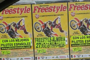Carteles originales suplantados con pegatinas de otro evento.
