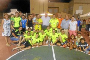 Los campeones posan felices con su alcalde.