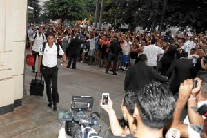 Fernando Hierro tirando de la expedición blanca.
