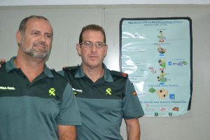 Jacinto Cazorla y un compañero ante un póster explicativo de la RCP.