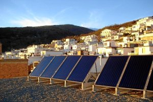 Placas solares sobre una vivienda en la provincia
