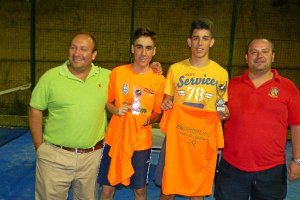 La pareja campeona y los concejales del Ayuntamiento de Gádor.