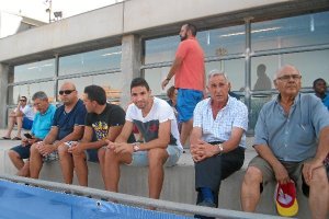 Antonio Puertas junto a su padre viendo jugar al filial del Almería.tyle>.apqj{position:ab