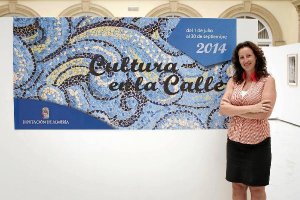 María Vázquez, diputada de Cultura de Diputación de Almería, posa junto al cartel de ‘Cultura en la 