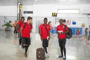 Ramón Azeez en el Aeropuerto de Almería antes de partir hacia Tailandia.tyle>.apqj{positio