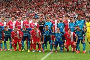 Los dos equipos posaron juntos antes de comenzar el partido.e;c