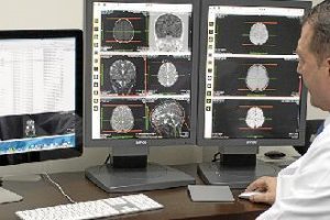 El doctor Martín García realizando sus tareas en  la Unidad de Oncología Intervencionista de Almería