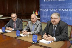 El diputado de Hacienda en primer término, el presidente y el delegado de la Agencia Tributaria </ti