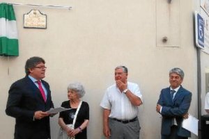 El alcalde y la familia del homenajeadox,auto,a