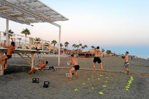 La playa de Nueva Almería es el lugar elegido por estos deportistas para realizar sus circuitos de e