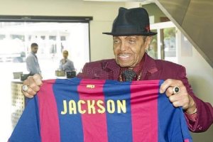 El padre de la estrella americana posa con una camiseta dedicada.tyle>.apqj{position:absol