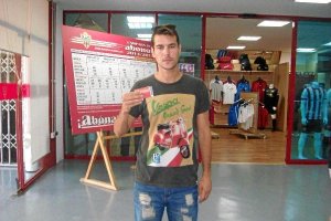 Uno de los últimos en renovar el abono posa feliz.e;clip:rect(4