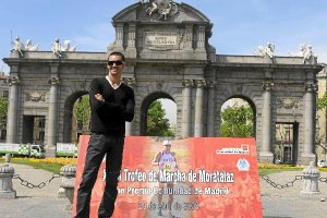 Paquillo Fernández junto a la Puerta de Alcalá.