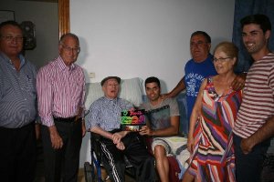 El alcalde con Juan Viruega, vecino de mayor edad.e;clip:rect(4