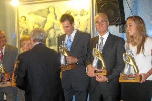 El doctor Ripoll feliz como embajador de Jumilla.e;clip:rect(46