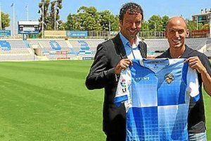 El jugador posa feliz en la Nova Creu Alta.x,au