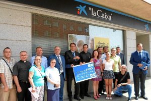 Los responsables territoriales de ‘la Caixa’ con los representantes de los comedores sociales de est