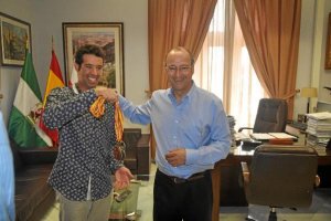 El alcalde junto al joven nadador almeriense Carlos Tejada, que llevó sus medallas.tyle>.a