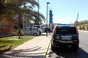 Vehículos de la Policía Nacional y la Policía Portuaria en el edificio central del Puerto de Almería