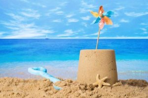 Arena ,cubos y palas, materiales básicos para realizar un castillo de arenatyle>.apqj{posi