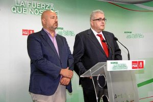 Tomás Elorrieta y Juan José Callejón, durante la rueda de prensa en la sede del PSOE.tyle>