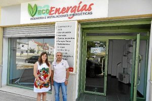 La concejala de Fomento del Empleo con un nuevo emprendedor.e;c