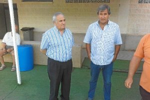 En la puerta de vestuarios de El Rubial.x,auto,