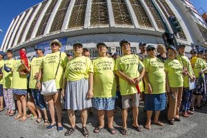 Nueva protesta con camisetas y gorras reivindicativas, los vecinos del barrio de Pescadería formaron