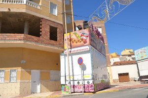 Presencia de una caseta junto a un edificio.x,a