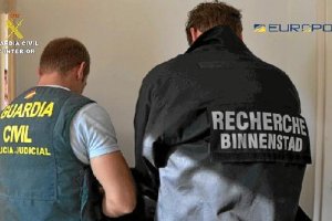 Agentes de Guardia Civil y Europolo,4