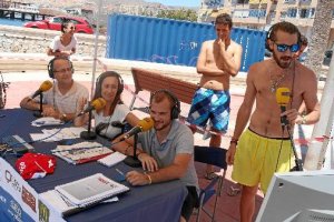 Imagen del tradicional karaoke que se celebra al final del programa.tyle>.apqj{position:ab