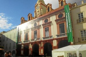 El ayuntamiento denunció la paralización de las obras por parte de la Junta.tyle>.apqj{pos