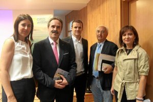 Silvia Oñate a la izquierda, entre los diferentes personalidades que inauguraron el curso de verano 