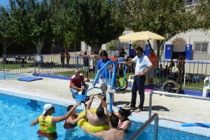 El alcalde (izquierda) observa el funcionamiento de la grúa.e;c