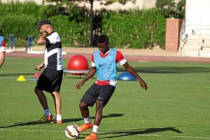 Ramón Azeez durante el calentamiento.
