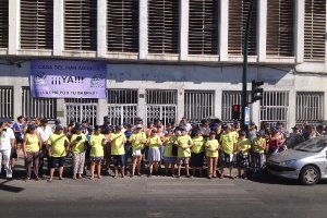 Los vecinos que se han concentrado hoy a las puertas de la antigua Casa del Martyle>.apqj{